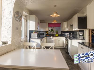 FITTED BREAKFAST KITCHEN